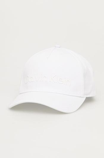 Bavlněná čepice Calvin Klein bílá barva, s aplikací