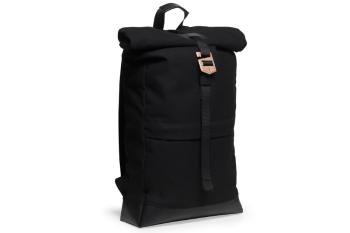 Praktický černý batoh s dřevěným detailem Nox Rollup s možností výměny či vrácení do 30 dnů zdarma