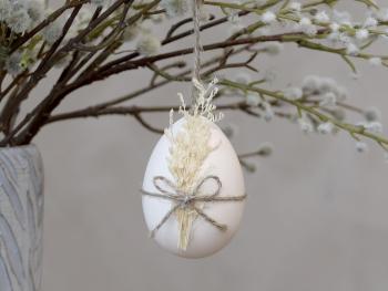 Závěsné bílé dekorační vajíčko se suchými květy - Ø 5*7 cm 39567-01