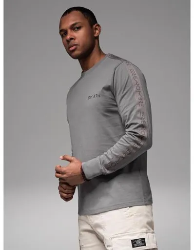 Pánské bavlněné tričko s dlouhým rukávem, výstřihem do U, lemováním a potiskem na hrudi – šedé V5 OM-LSCL-0127