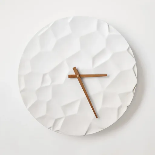 ODLITO Betonové nástěnné hodiny Měsíční kráter – bílá – 50 cm – hnědé ručičky