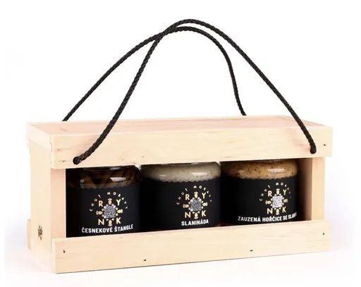 Krmítko s třemi vybranými delikatesami