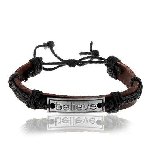 Nastavitelný náramek z tmavohnědé umělé kůže a šňůrek, ocelová známka - believe