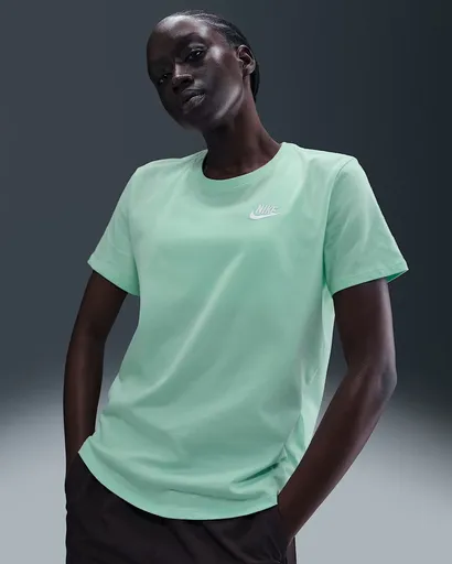 Nike Sportswear Club Essentials Womens T-Shirt L