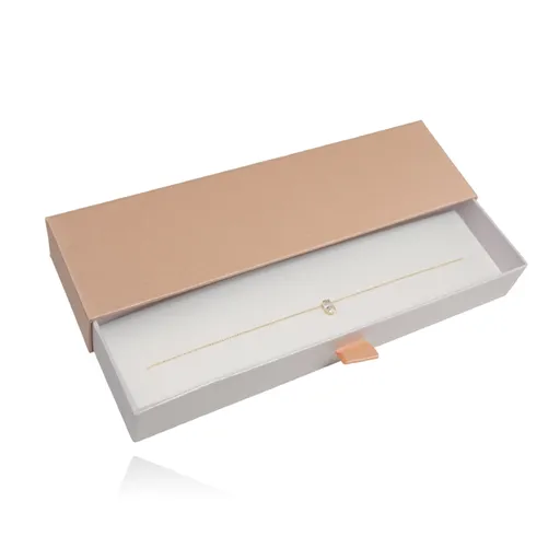 Růžová papírová krabička na náramek s bílým vysouvacím vnitřkem a poduškou