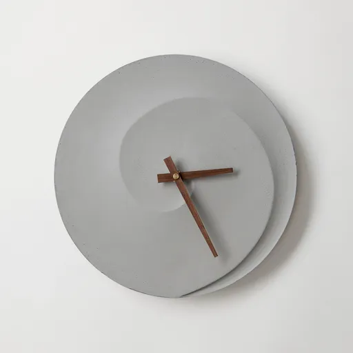 ODLITO Betonové nástěnné hodiny Spirála – přírodní – 30 cm – hnědé ručičky