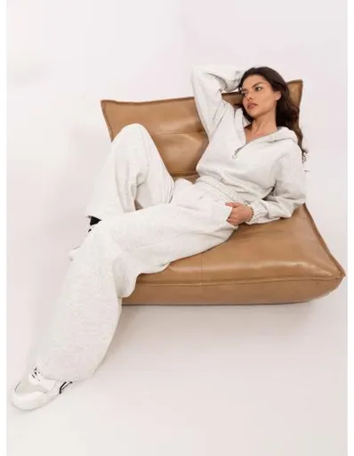 Světle šedá melanžová základní souprava se zipem u výstřihu