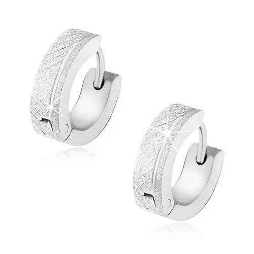 Třpytivé ocelové náušnice stříbrné barvy, čtvercový vzor, lesklý zářez