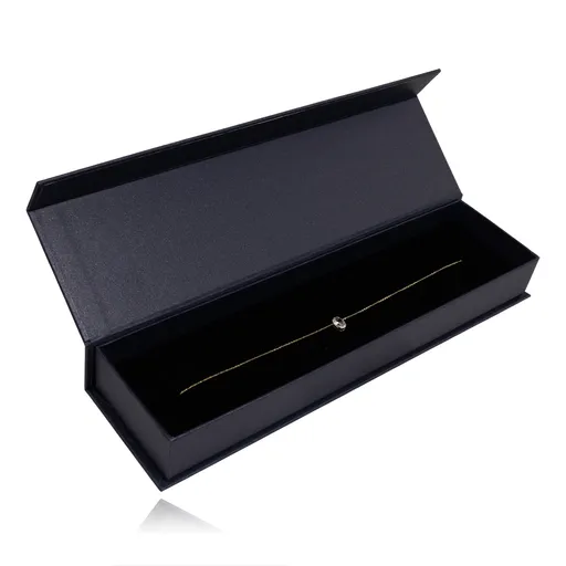 Tmavě modrá dárková krabička na náramek s černou poduškou