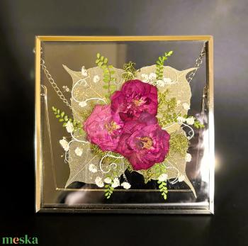 Préselt bíborszín rózsák ezüstös keretben 16 x 16 cm