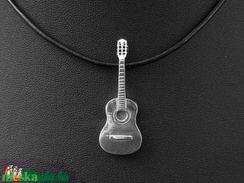 Akusztikus gitár medál
