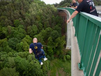 Chomutov: Bungee jumping na Kienově houpačce