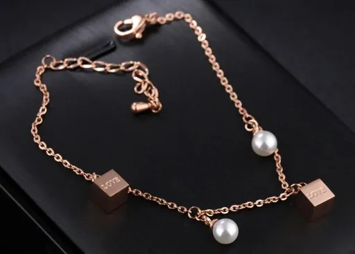 Ocelový náramek měděné barvy - perleťové kuličky, lesklé kostky s nápisem "LOVE"