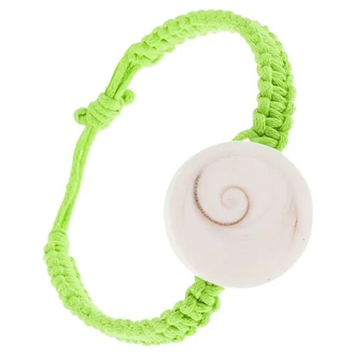 Pletený náramek ze zelených šňůrek, bílá okrouhlá mušlička