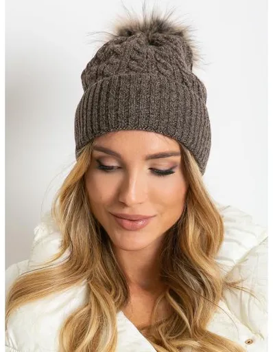 Dámská čepice se stuhou a kožešinovou bambulí tmavě hnědá