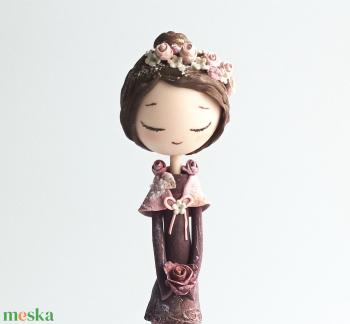 Pillangós lány rózsafüzérrel (32 cm magas)