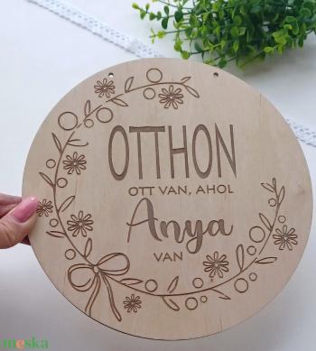 Fa tábla idézettel "Otthon ott van, ahol Anya van"