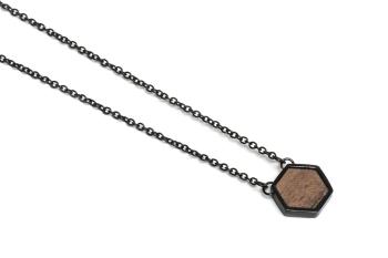 Náhrdelník s dřevěným detailem Apis Nox Necklace Hexagon s možností výměny či vrácení do 30 dní