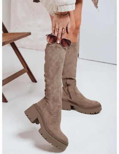 Dámské semišové kozačky na silné podrážce černé