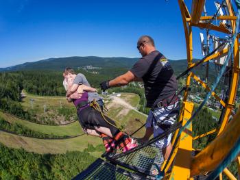 Bungee jumping z televizní věže