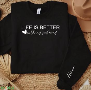 Valentin-napi pulóver „Life is better with my girlfriend” felirattal – tökéletes ajándék meglepetésként barátodnak