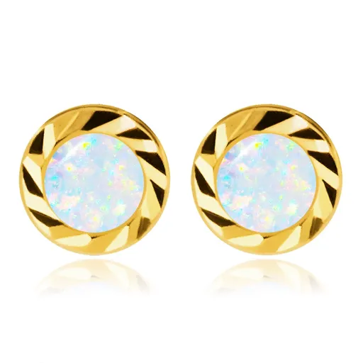 Zlaté 585 náušnice - bílý syntetický opál s duhovými odlesky, kulatá vroubkovaná objímka
