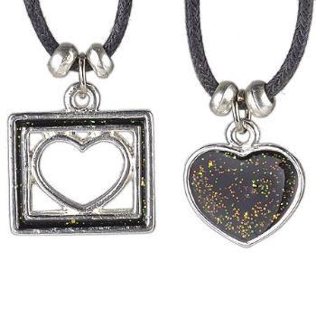 Náhrdelník dve srdcia - plné a vo štvorčeku