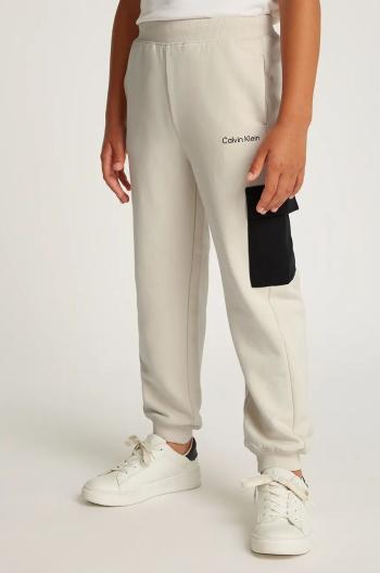 Dětské bavlněné tepláky Calvin Klein Jeans BLOCK CARGO béžová barva, IB0IB02349