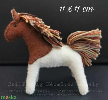 KISCSIKÓ RÖVID SÖRÉNNYEL TERMÉSZETES ANYAGOKBÓL (GYAPJÚFILC, GYAPJÚ) 11 X 11 CM EGYEDI MINŐSÉGI TERMÉSZETES JÁTÉK