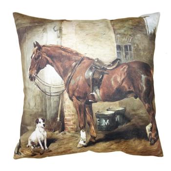 Sametový povlak na polštář s koněm ve stáji Horse - 45*45 cm KT021.339