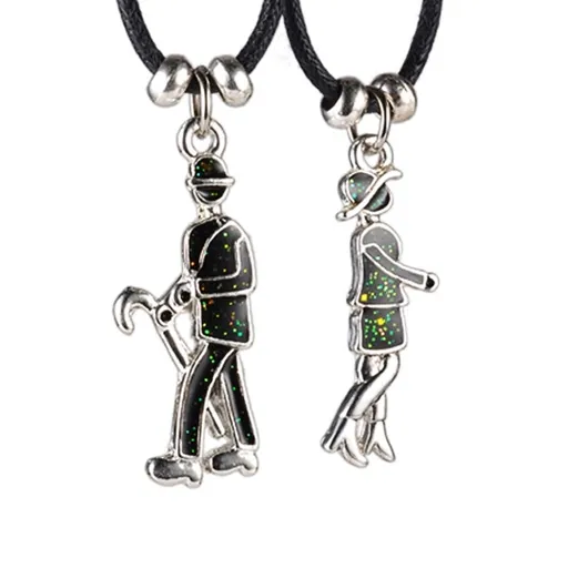 Náhrdelník pro dvojici - dáma a pán s deštníkem