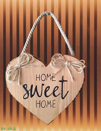 Home sweet home felirattal díszített üdvözlő tábla