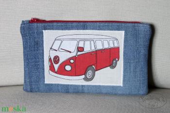 Volkswagen motívummal díszített neszesszer, piros