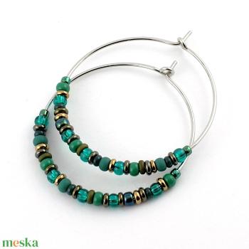 Kis karika fülbevaló / 316L nemesacél fülbevaló üveggyöngyökkel / Zöld gyöngyös fülbevaló, női ékszer, ajándék nőknek