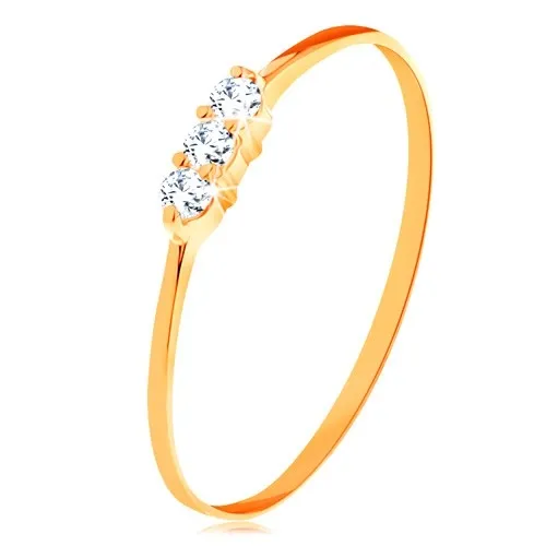 Prsten ve žlutém zlatě 585 - tenká lesklá ramena, linie tří čirých zirkonků - Velikost: 60