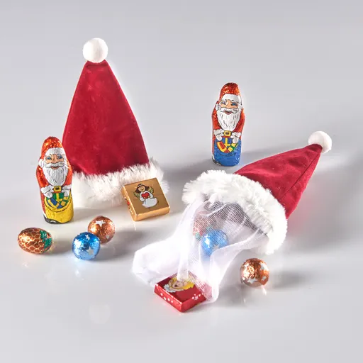 Santova čepice plněná sladkostmi