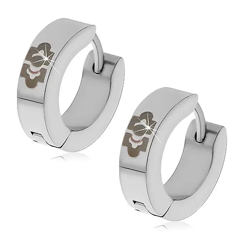 Ocelové náušnice ve stříbrném odstínu - kroužky s černým ornamentem