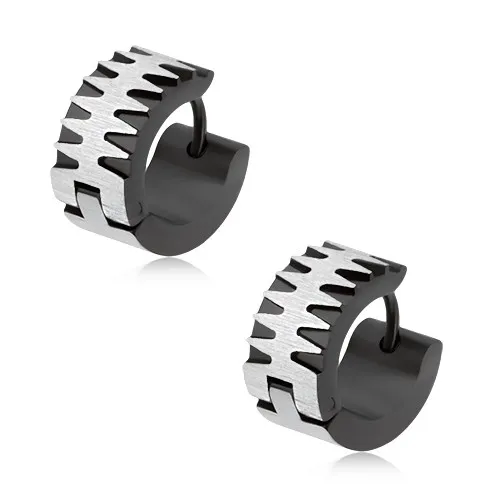 Ocelové náušnice stříbrné barvy, černý cik-cak vzor na okrajích