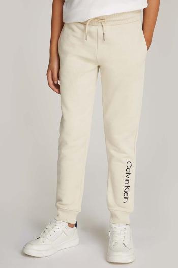 Dětské bavlněné tepláky Calvin Klein Jeans REGULAR JOGGER béžová barva, s potiskem, IU0IU00681