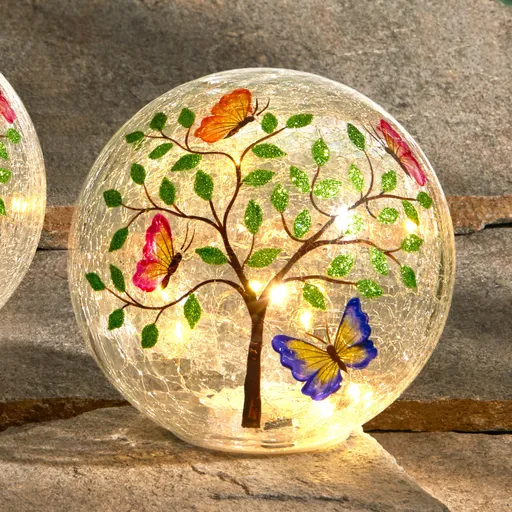 LED skleněná koule Strom s motýly