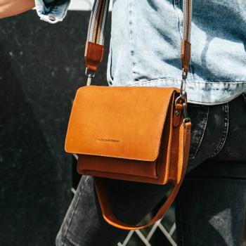 Dámská kožená crossbody kabelka The Chesterfield Brand Berenik - koňak