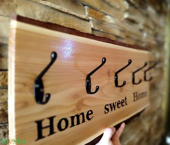 Home sweet home felirattal díszített fából készült fali kabát tároló