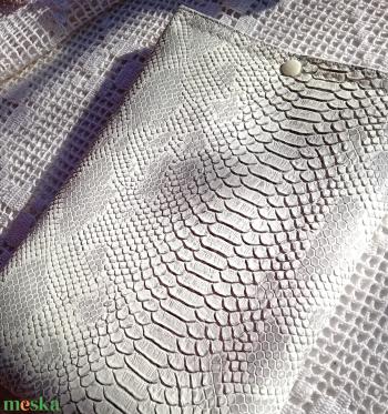 Kobra mintás textilbőr könyvtok, tablet vagy e-book tok, fehér-szürke, elegáns