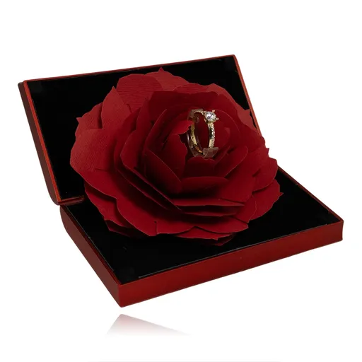 Červená krabička na prsten s papírovou růží