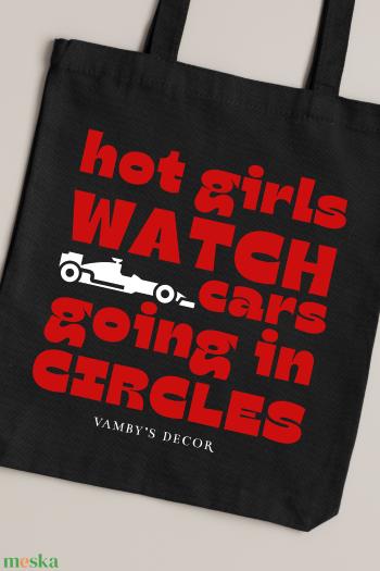 Hot girls watch cars going in circles táska