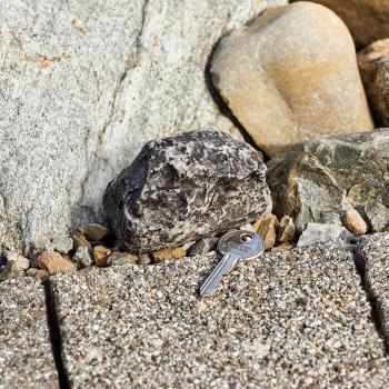 Die moderne Hausfrau Skrýš na klíče Kámen