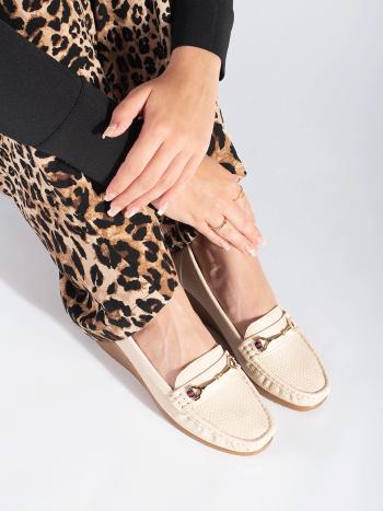 Praktické béžové dámske mokasíny na klin