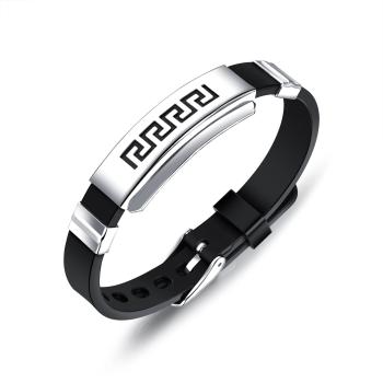 Čierny gumený náramok, lesklá známka z ocele striebornej farby, grécky kľúč