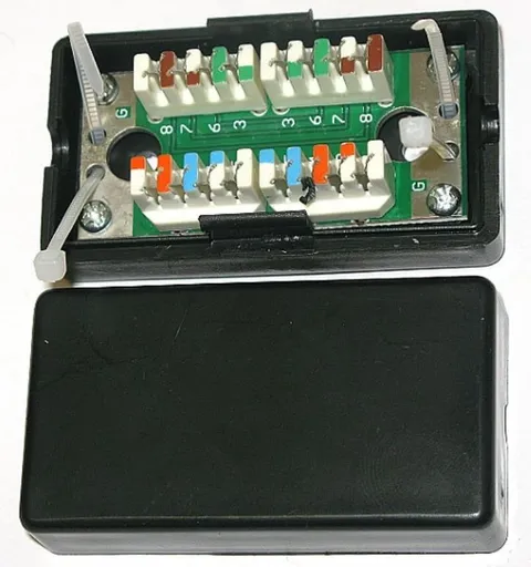 Spojovací box UTP Cat5E narážecí, černá