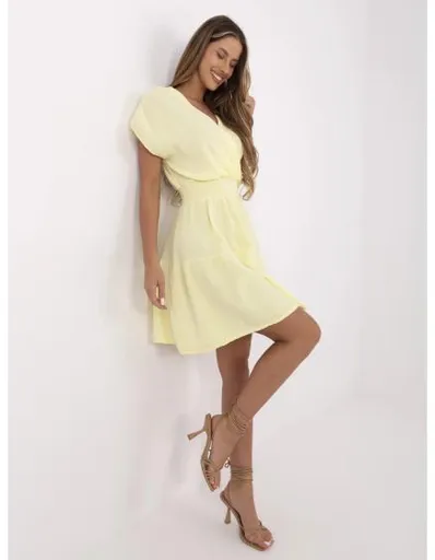 Světle žluté mušelínové šaty s gumou v pase